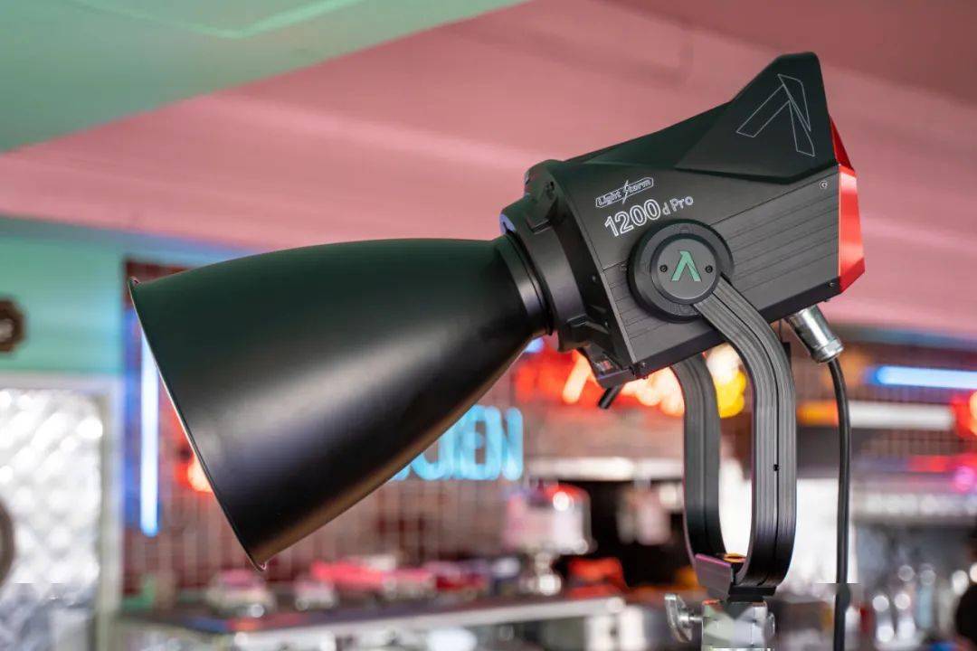 相當(dāng)硬核！愛(ài)圖仕LS 1200d Pro亮相CineGear 2021，重新定義LED影視燈具